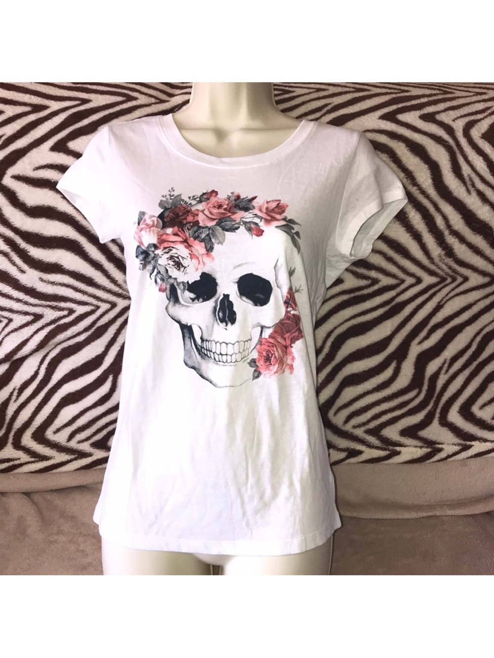 Freeze medium White Floral Skull Graphic Tee with roses New